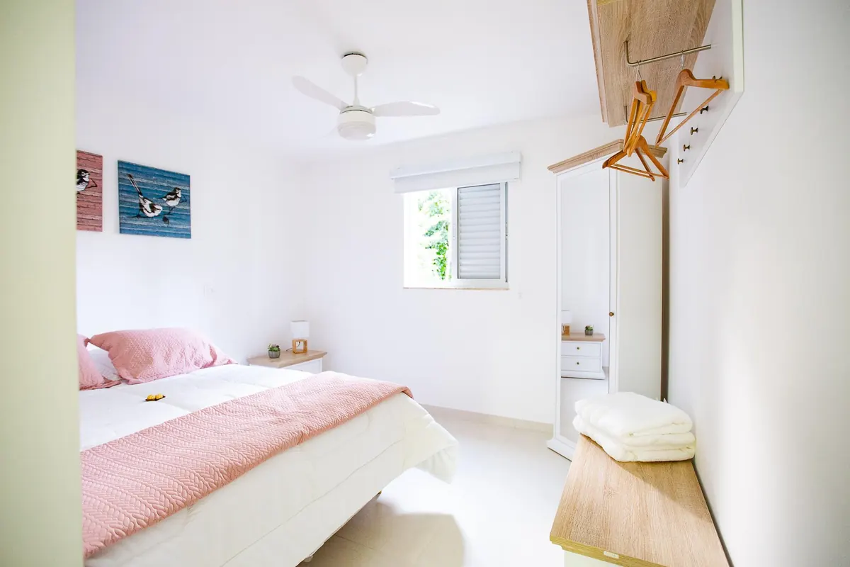 Suíte Bird, com cama de casal e janela para o jardim