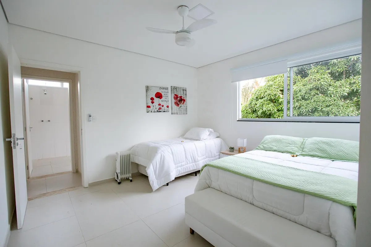 Suíte Cherry, com cama de casal e cama de solteiro